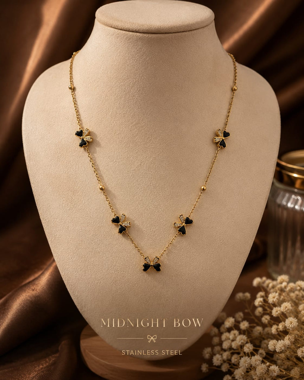 A timeless everyday essential featuring elegant black clover accents on a delicate gold chain. Crafted from premium stainless steel with 18K gold plating, it's waterproof, anti-tarnish, and skin-friendly—made to shine with every outfit.